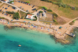 Povljana - letecký pohled, písečná pláž u kaple Sv. Nikoly, ostrov Pag, Chorvatsko