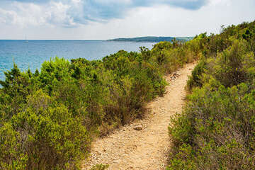 Písečná pláž Zaglav - pěšina k pláži Zaglav, Milna, ostrov Vis, Chorvatsko