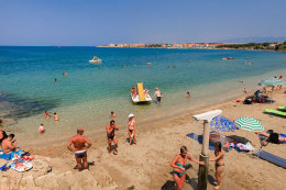 Povljana - písečná pláž u kaple Sv. Nikoly, ostrov Pag, Chorvatsko