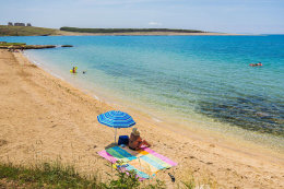 Povljana - písečná pláž poblíž domu Suton, ostrov Pag, Chorvatsko