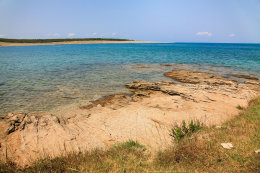 Povljana - písečná pláž u kaple Sv. Nikoly, ostrov Pag, Chorvatsko