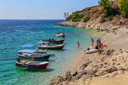 Pláž u domu Dorela v sousední zátoce, okolí zátoky Vela Planica, ostrov Brač, Chorvatsko