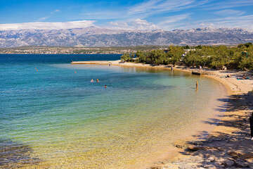 Novigrad - písčitooblázková pláž, Zadarská riviéra, Chorvatsko