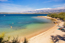 Novigrad - písčitooblázková pláž, Zadarská riviéra, Chorvatsko