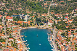 Vela Luka - letecký pohled, ostrov Korčula, Chorvatsko