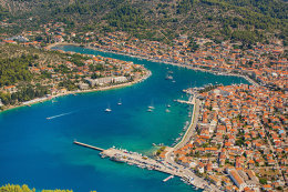Vela Luka - letecký pohled, ostrov Korčula, Chorvatsko