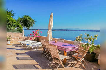 Apartmány Esperanza - společná terasa s posezením a lehátky, Tkon, ostrov Pašman, Chorvatsko