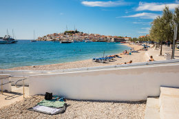 Primošten, vstup do moře pro vozíčkáře, Šibenická riviéra, Chorvatsko