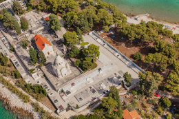 Supetar - letecký pohled, hřbitov s mauzoleem rodiny Petrinovićů, ostrov Brač, Chorvatsko