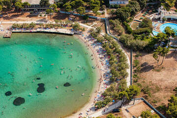 Supetar - letecký pohled, oblázková pláž Banj, ostrov Brač, Chorvatsko