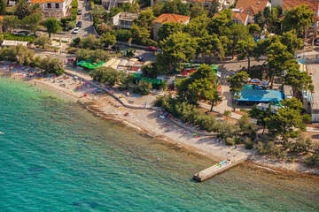 Supetar - letecký pohled, oblázkové pláže Vlačica a Tri mosta, ostrov Brač, Supetar