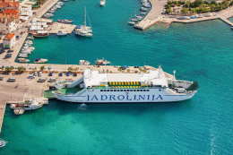 Supetar - letecký pohled na trajektový přístav a pláže Acapulco a Vrilo, ostrov Brač, Chorvatsko