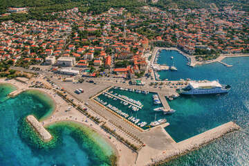 Supetar - letecký pohled na trajektový přístav a pláže Acapulco a Vrilo, ostrov Brač, Chorvatsko