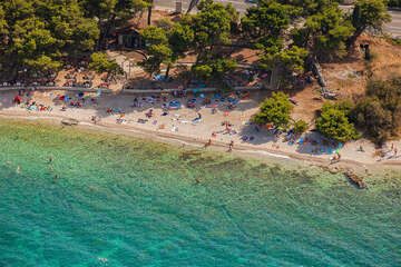 Supetar - letecký pohled, další z oblázkových pláží, ostrov Brač, Chorvatsko