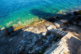 Apartmány Vlaho I - schody na terasu pod domem, jižní zátoky, ostrov Hvar, Chorvatsko
