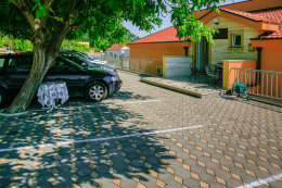 Apartmány Nikola - parkoviště u domu, Gradac, Makarská riviéra, Chorvatsko