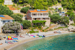 Apartmány Oleander - oblázková pláž u domu, jižní zátoky, ostrov Hvar, Chorvatsko