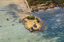 Písečná pláž na ostrůvku s kostelíkem Sv. Duha - letecký pohled, Posedarje, Zadarská riviéra, Chorvatsko