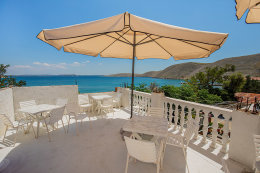 Apartmány Nisveta - bistro na terase u domu, Vlašići, Pag