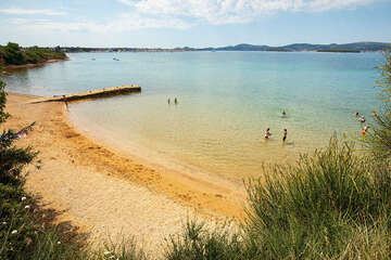 Mobilhome Maar - písečná pláž 500 m severozápadně od mobilhomů, Biograd na moru, Zadarská riviéra, Chorvatsko