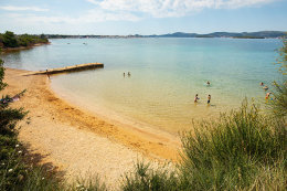 Sv. Filip i Jakov - písečná pláž pod mobilhome Artemida, Chorvatsko