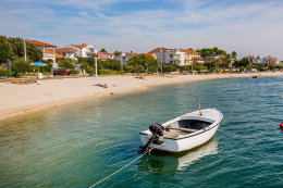 Vrsi - oblázková pláž Mulo, Zadarská riviéra, Chorvatsko