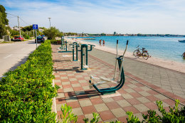 Vrsi - venkovní posilovna na pláži Mulo, Zadarská riviéra, Chorvatsko