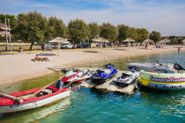 Vrsi - oblázková pláž Mulo, Zadarská riviéra, Chorvatsko