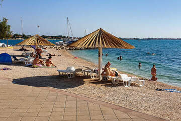 Vrsi - oblázková pláž Mulo, Zadarská riviéra, Chorvatsko