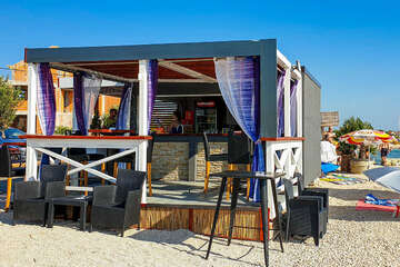 Vrsi - bar na pláži Mulo, Zadarská riviéra, Chorvatsko
