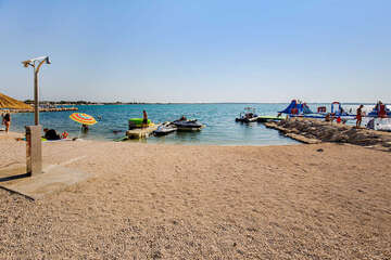 Vrsi - oblázková pláž Mulo, Zadarská riviéra, Chorvatsko