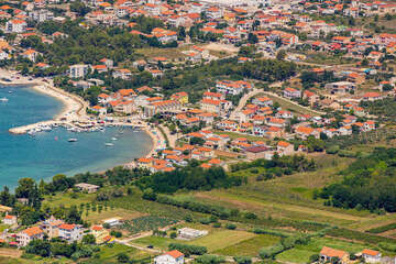 Vrsi - letecký pohled na pláž v části Vrsi-Zukve, Zadarská riviéra, Chorvatsko