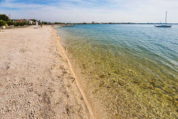 Pláže Vrsi - oblázková pláž Mulo, Zadarská riviéra, Chorvatsko