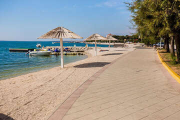 Pláže Vrsi - oblázková pláž Mulo, Zadarská riviéra, Chorvatsko