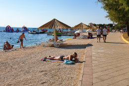 Pláže Vrsi - oblázková pláž Mulo, Zadarská riviéra, Chorvatsko