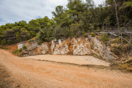 Apartmány Lara - parkoviště nad domem, jižní zátoky, ostrov Hvar, Chorvatsko