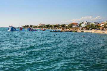 Pláže Vrsi - oblázková pláž Mulo, Zadarská riviéra, Chorvatsko