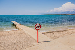 Pláže Vrsi - oblázková pláž u hotelu v části Vrsi - Zukve, Zadarská riviéra, Chorvatsko
