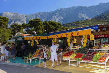 Promajna -  stánky s ovocem a zeleninou,  Makarská riviéra, Chorvatsko