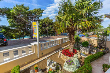 Apartmány Enim - okolí domu, Promajna, Makarská riviéra, Chorvatsko