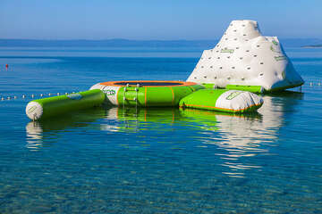 Promajna - vodní atrakce ve vodě u pláže, Makarská riviéra, Chorvatsko