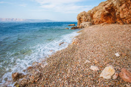 Povile - kamenitá pláž, Crikvenická riviéra, Chorvatsko