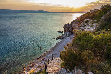 Povile - kamenitá pláž, Crikvenická riviéra, Chorvatsko
