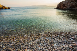 Povile - detail oblázkové pláže Dugno, Crikvenická riviéra, Chorvatsko