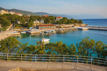 Povile - oblázková pláž v centru, Crikvenická riviéra, Chorvatsko