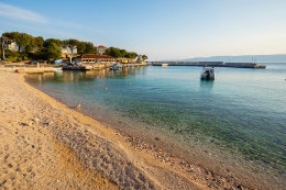 Povile - oblázková pláž v centru, Crikvenická riviéra, Chorvatsko