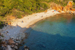 Povile - oblázková pláž Dugno, Crikvenická riviéra, Chorvatsko