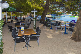 Promajna - bar u pláže, Makarská riviéra, Chorvatsko