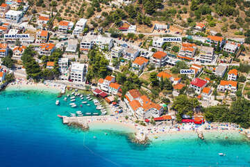 Apartmány Marćelina - letecký pohled, Pisak, Omišská riviéra, Chorvatsko