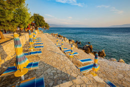 Novi Vinodolski - slunění na vybetonovaných terasách, Crikvenická riviéra, Chorvatsko